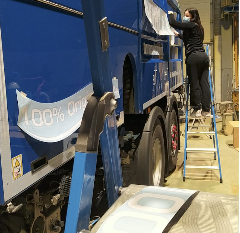 Lettrage adhésif Yvelines | Vitrines, véhicules & bureaux Technicien posant un lettrage adhésif sur un camion professionnel dans les Yvelines